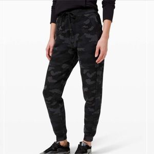 Lululemon 28” scuba jogger size 6 Heritage 365 Camo Deep Coal Multi